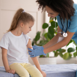 criança sendo avaliada em consulta médica